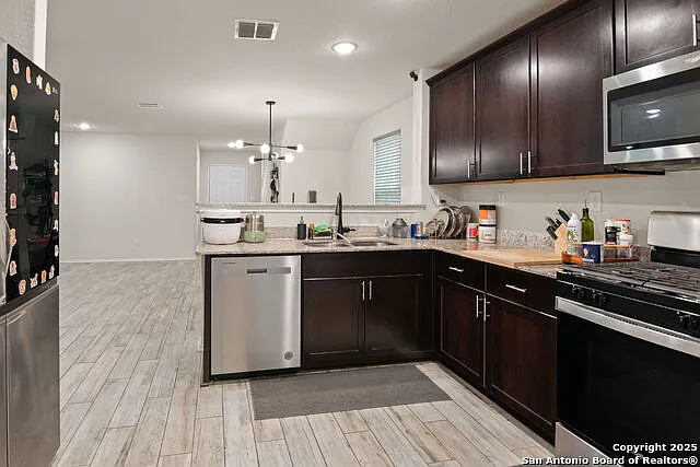 4 bed, 3.0 bath, 2019 sqft, $2,000 — Photo 4