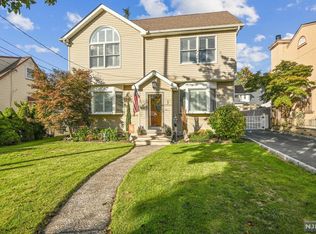 3 Pleasant View Ter, Wallington, NJ 07057
