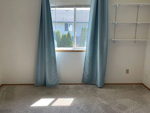 4th image of 419 NE 160th Ave