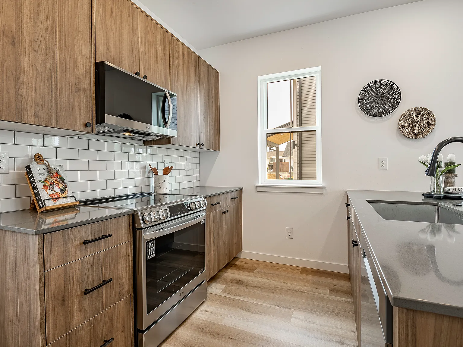 3 bed, 2.5 bath, 998 sqft, $2,500 — Photo 4