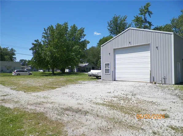 310 Garfield Ave, Pana, IL 62557