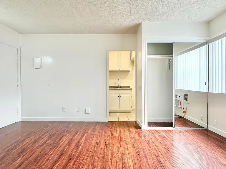 917 S Kenmore Ave — Photo 2