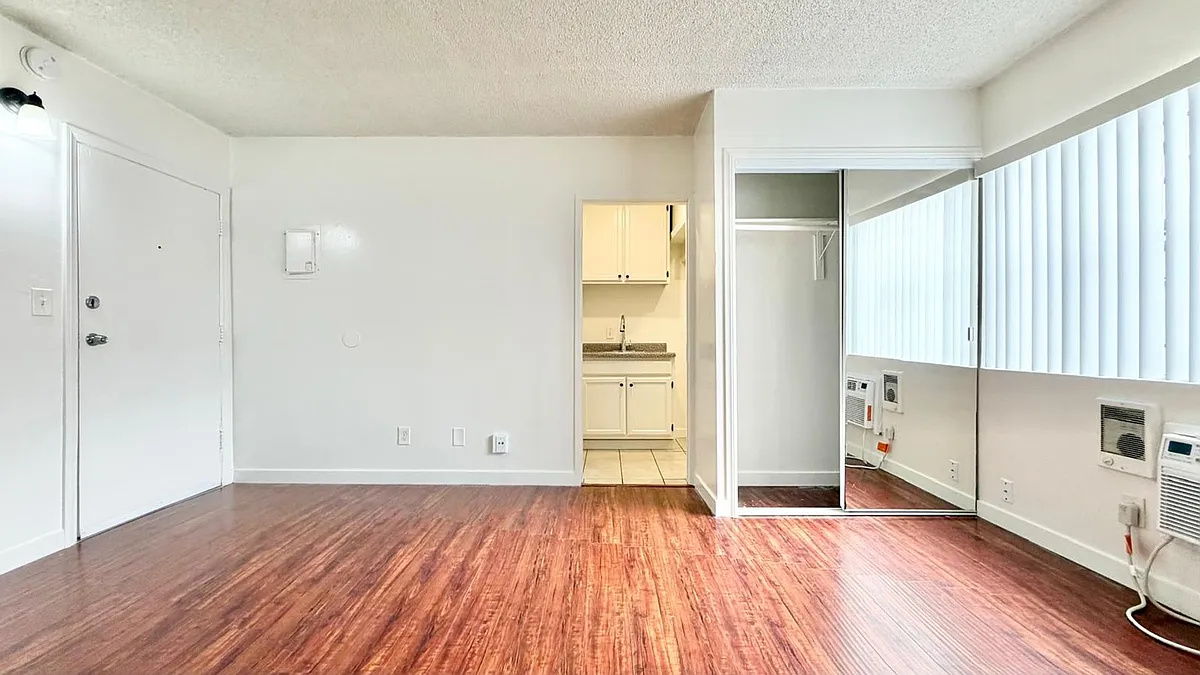 Building Photo - 917 S Kenmore Ave