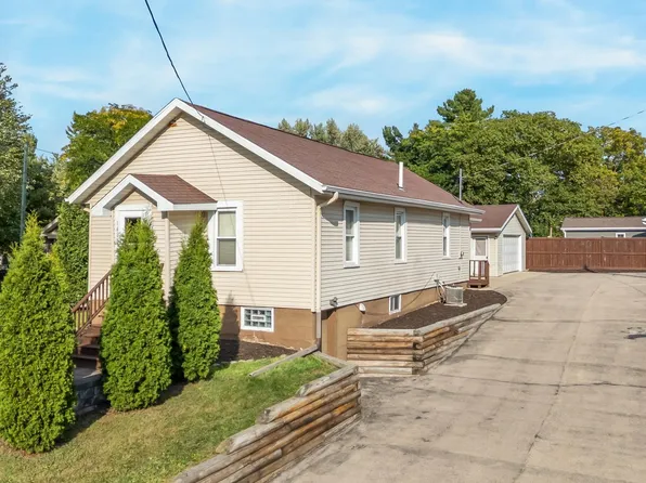 1420 S Division St, New London, WI 54961