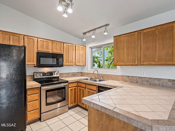 5th image of 140 N Schrader Ln
