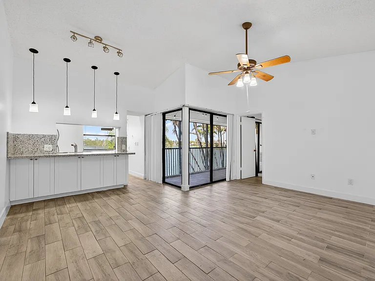 889 Hamilton Dr #889D — Photo 9