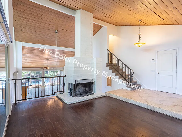 2815 Stanford Ln — Photo 6