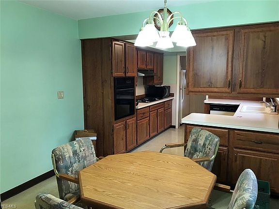 4th image of 8743 Falls Ln
