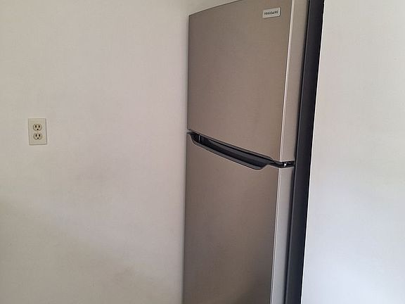 4th image of 109 Washington St APT A