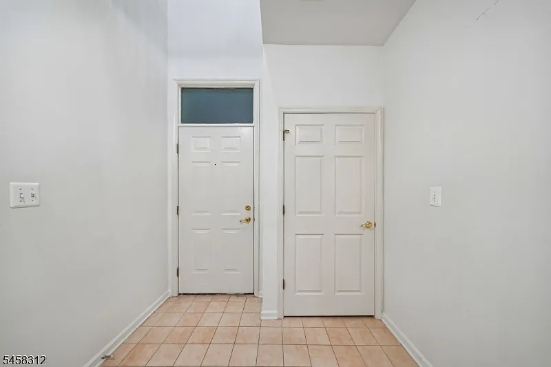 3 bed, 2.5 bath, 2460 sqft, $4,800 — Photo 4