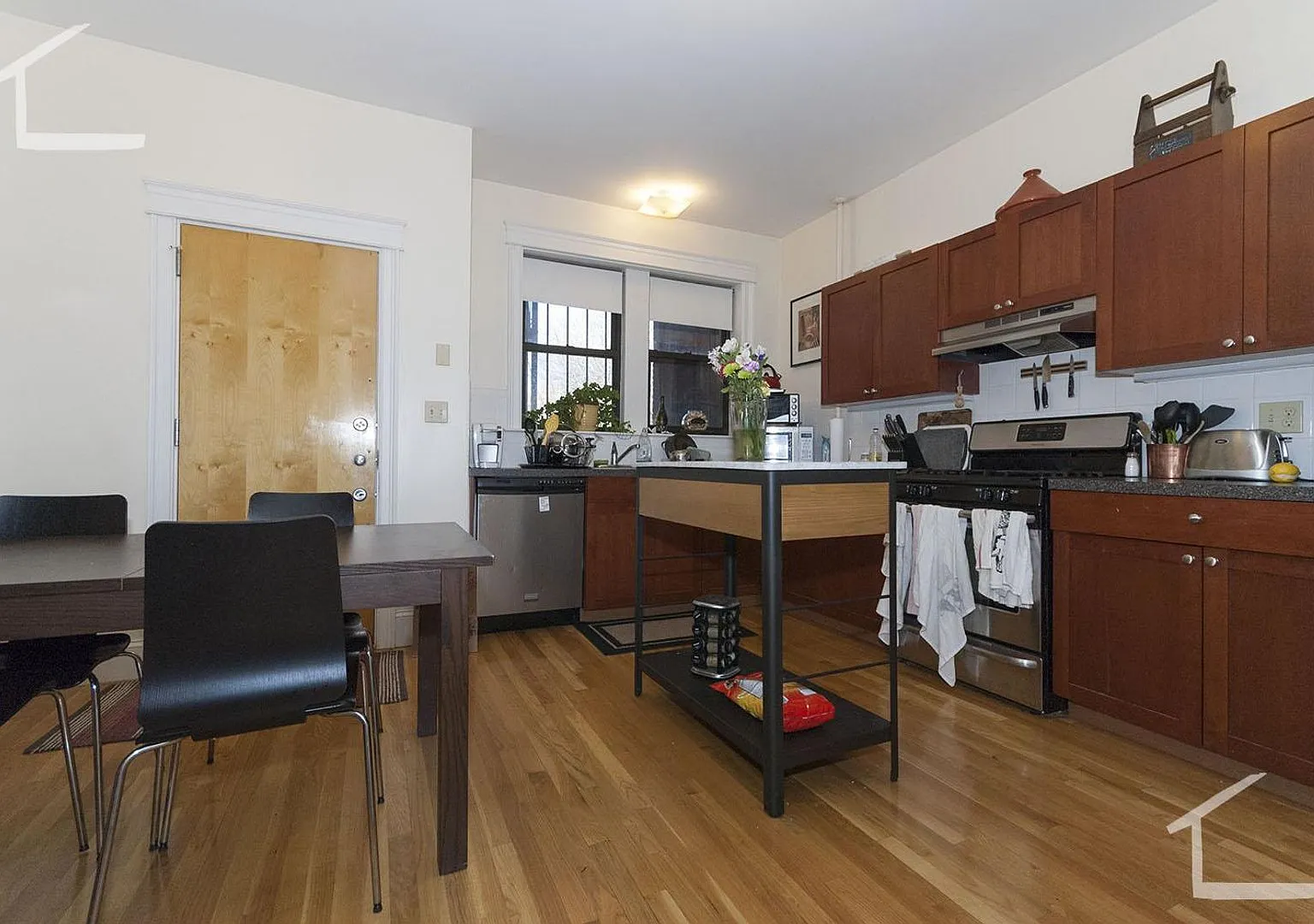 Renovated: Now with higher cei..... — Photo 4