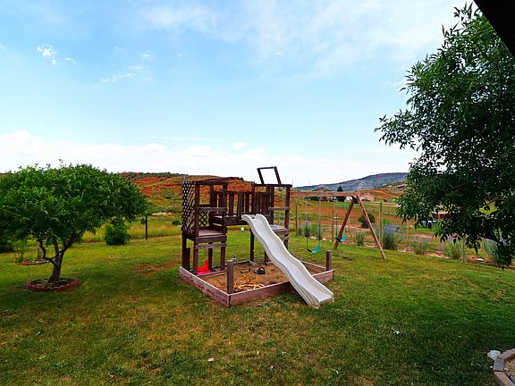 3rd image of 33 Rockhurst Trl