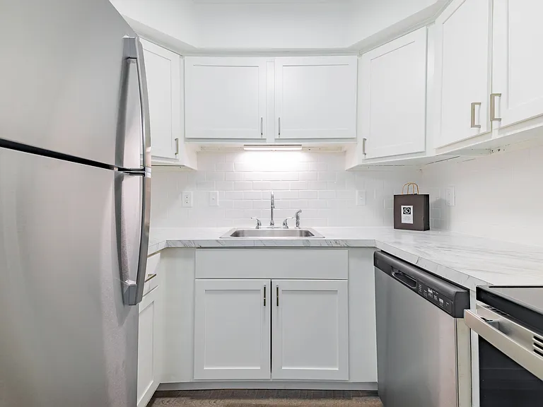 Knollwood Village Apartments — Photo 33
