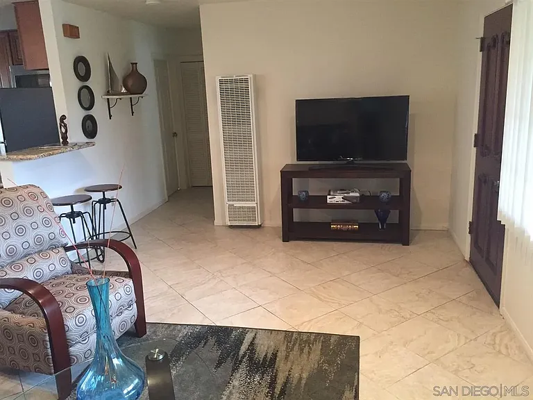 1460 W Oliver Ave — Photo 5