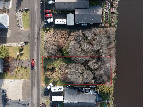 3rd image of 207 Canal Dr NE