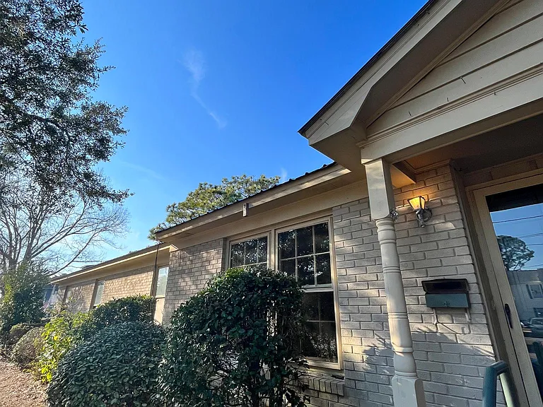 1427 Wellington Ave — Photo 2