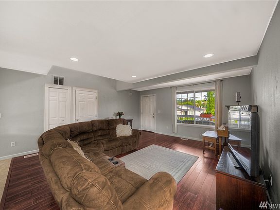 3rd image of 2932 37th Ave NE