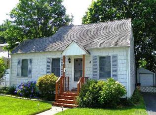 8 Irving Pl, Islip Terrace, NY 11752