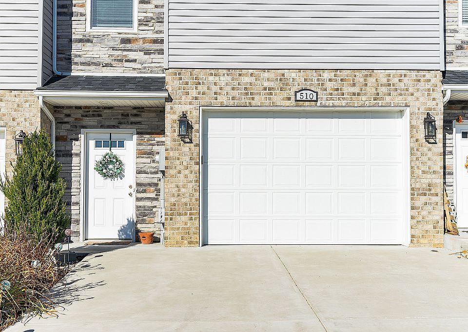 Front Entrance & Driveway