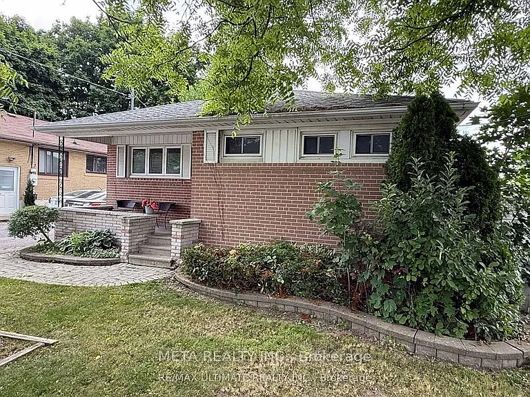 313 Rossland Rd W — Photo 2