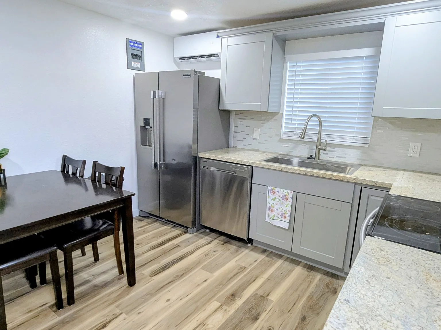 2 bed, 700 sqft, $2,200 — Photo 3