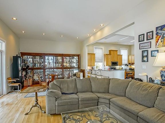 4th image of 1540 Jefferson Ave