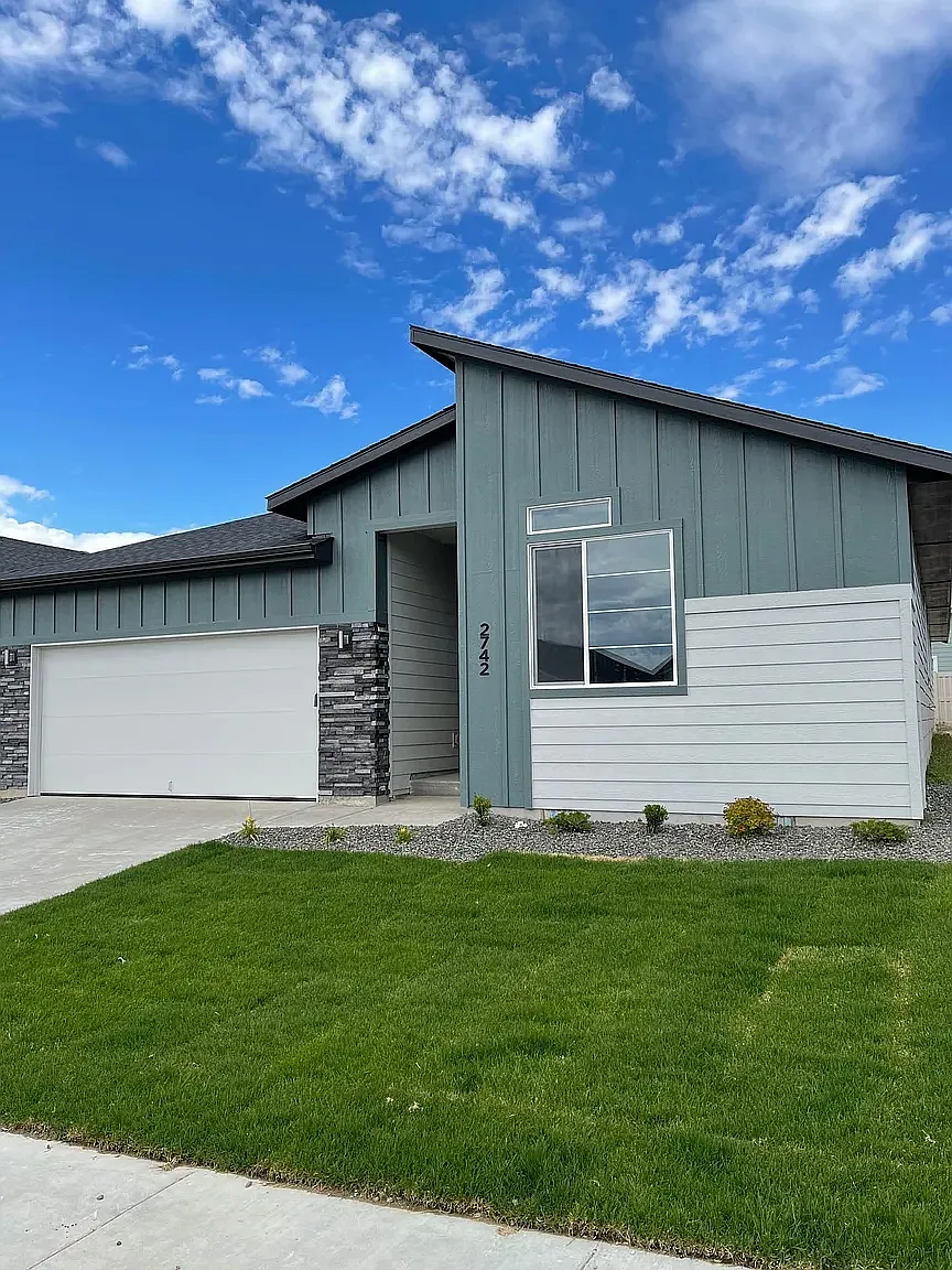 4 bed, 2025 sqft, $7,000 — Photo 1