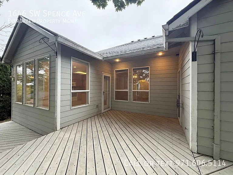 1646 SW Spence Ave — Photo 33