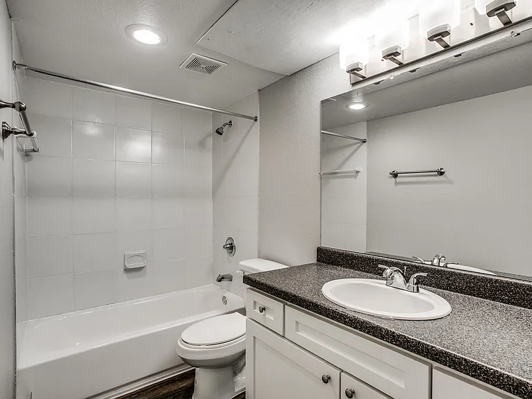 Bellaire Oaks Apartments — Photo 25