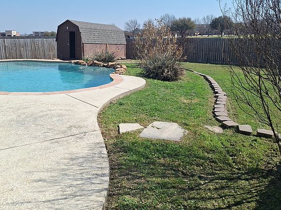 3rd image of 903 McKavett Dr