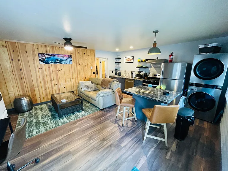 2224 Helen Ave — Photo 2