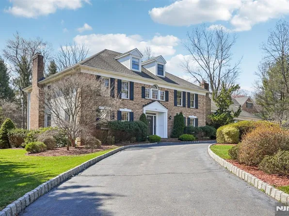 416 Devonshire Dr, Franklin Lakes, NJ 07417