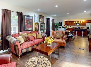 2002 Ridgemont Rd, Grosse Pointe Woods, MI 48236