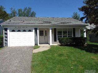 483 Stratford Ln, Ridge, NY 11961