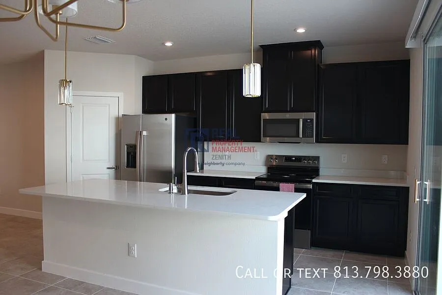 Newer 3BR/2.5BA Townhome in Prime Lutz Location — Photo 3