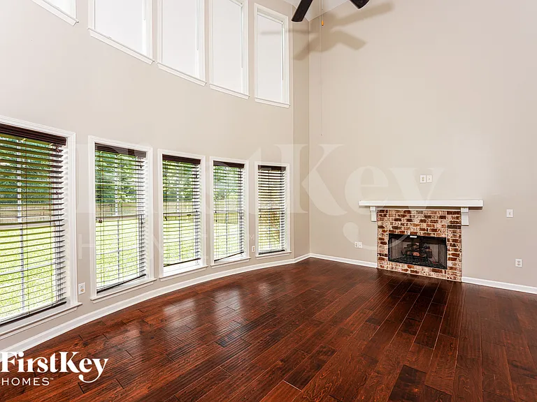 1016 Princeton Park — Photo 4