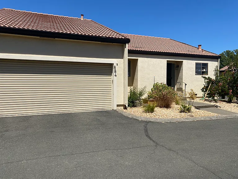 884 W Spain St — Photo 2