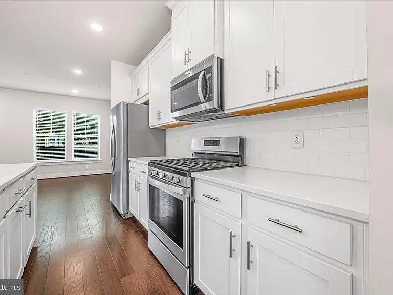 115 Dickenson Dr — Photo 10