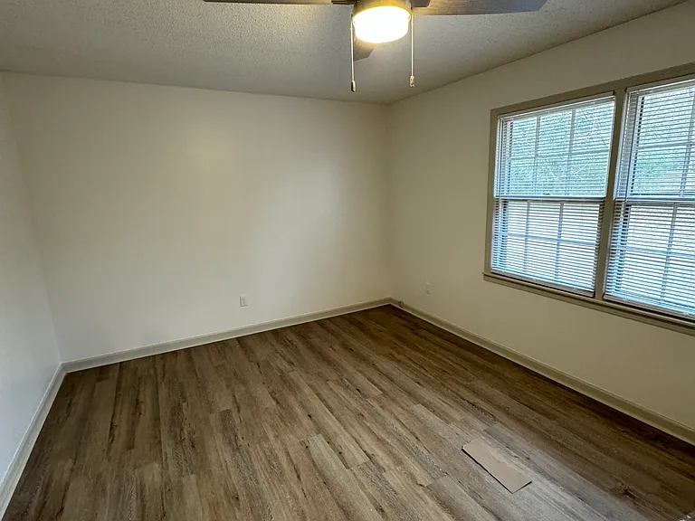 1103 Eastwood Dr — Photo 6