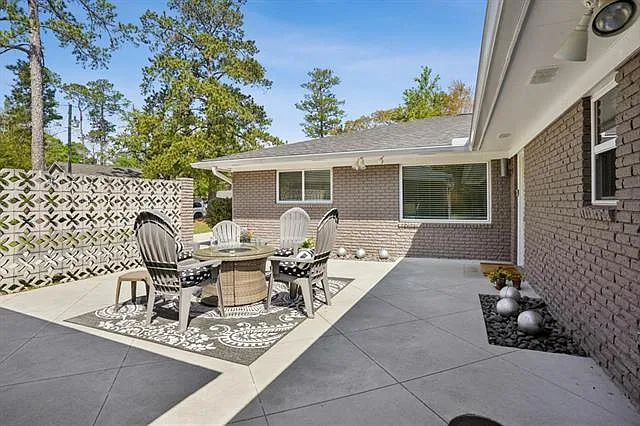 3 bed, 2.0 bath, 2432 sqft, $2,500 — Photo 2