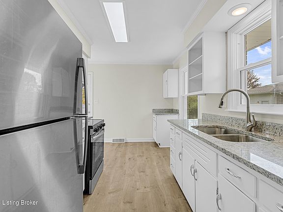 5th image of 2602 Meadow Dr