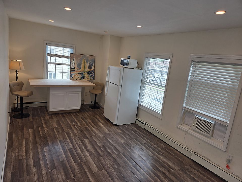 1st image of 464 Roosevelt Ave #2C
