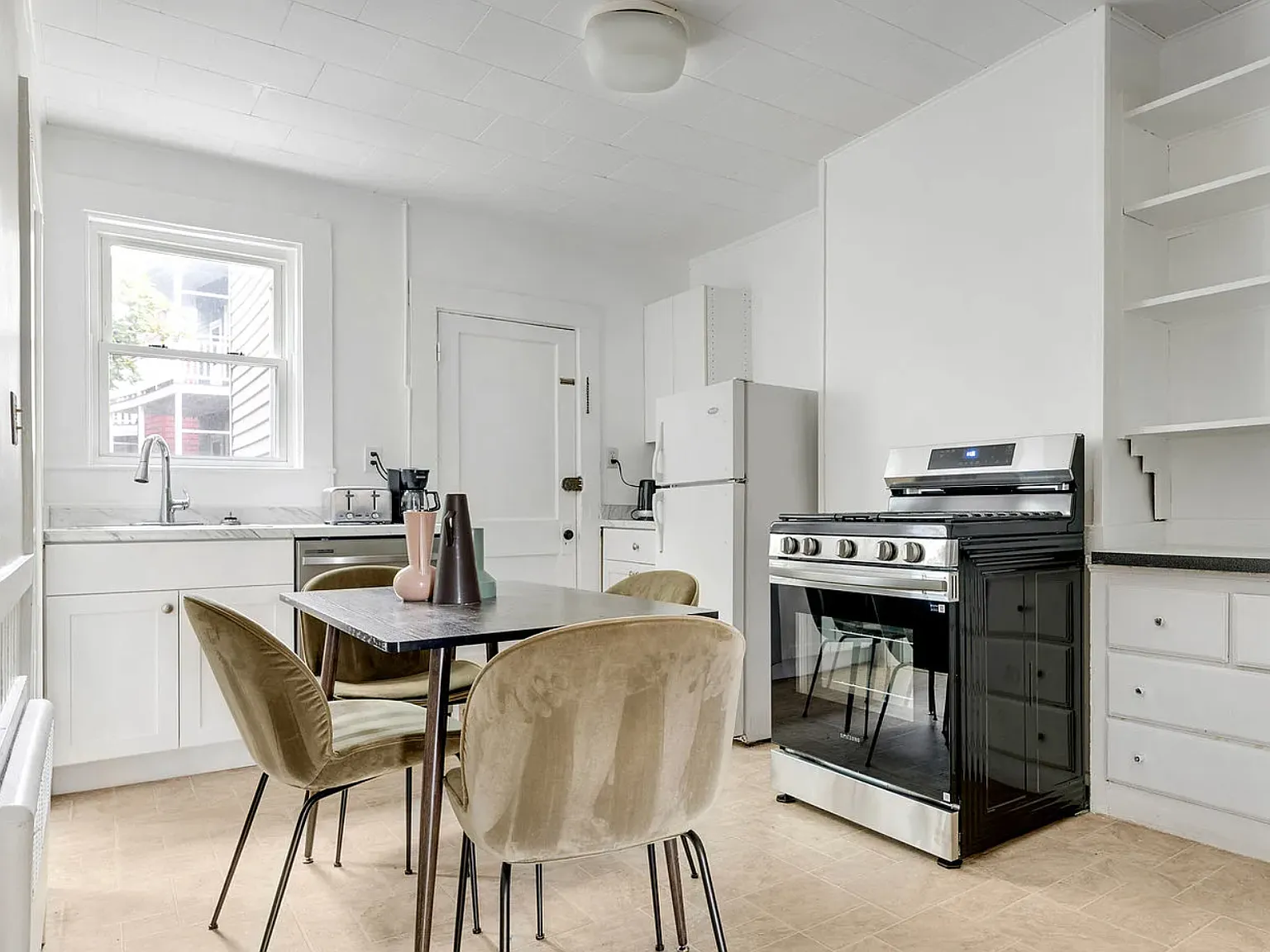 2 bed, 950 sqft, $3,300 — Photo 1