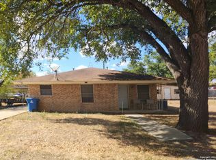 1703 H St, Floresville, TX 78114