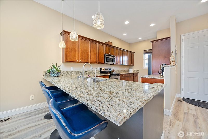 4th image of 444 Hilltop Place
