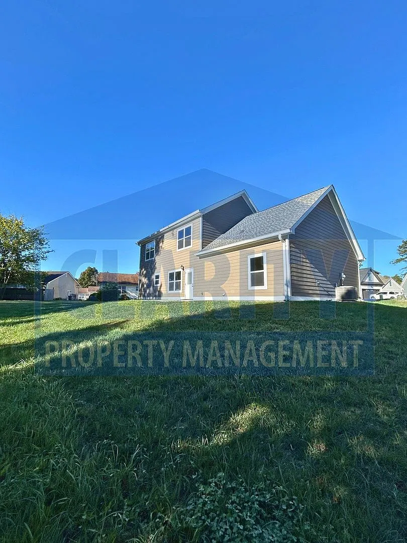 Spacious 4-bedroom home in prime Cleveland location! — Photo 4