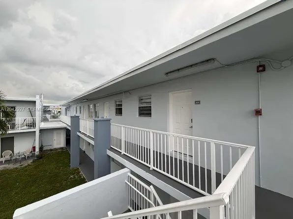 1255 W 49th Pl, Hialeah, FL