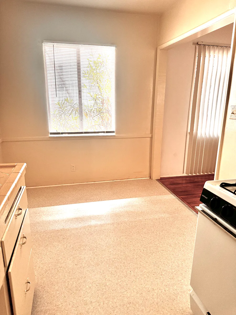 Building Photo - 1242 Barry Ave #3