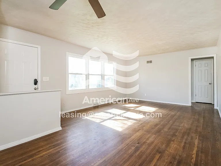 1594787_002_living_room_13633924.jpg