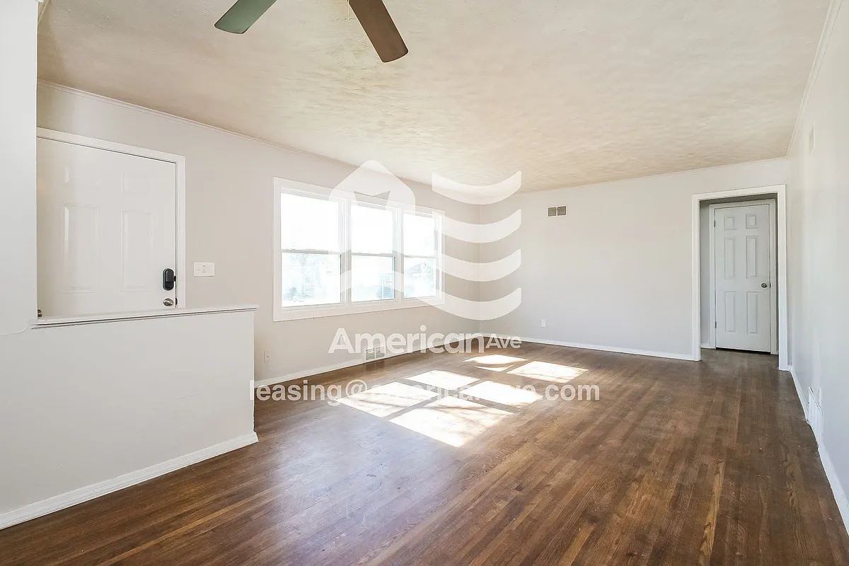 1594787_002_living_room_13633924.jpg - 725 E 42nd St N